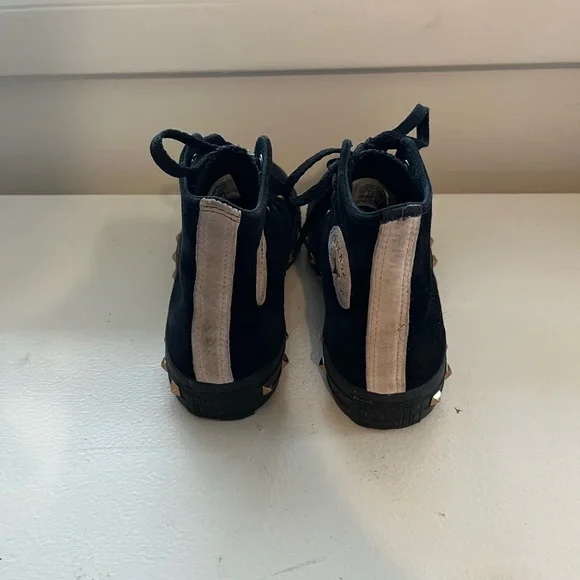 Black suede Converse in a size 7.5 - Picture 3 of 6